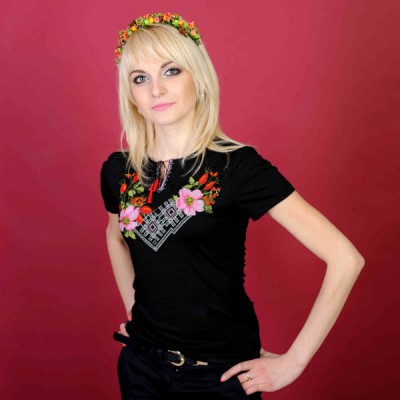 Embroidered t-shirt "Wildrose"